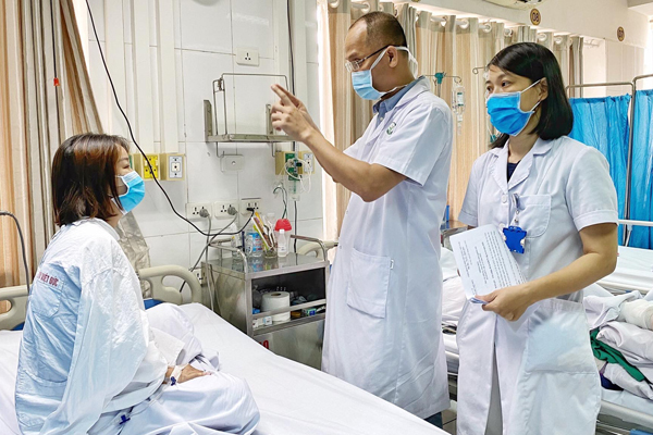 Nghẹt thở cuộc 'chạy đua' cứu cô gái mù mắt sau tiêm filler