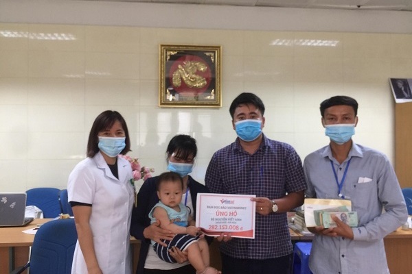 Trao gần 300 triệu đồng của độc giả VietNamNet đến bé Nguyễn Viết Anh