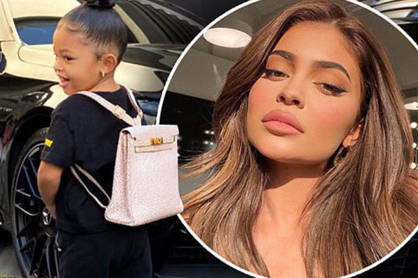 Kylie Jenner mua ba lô hàng hiệu gần 300 triệu cho con gái đi học