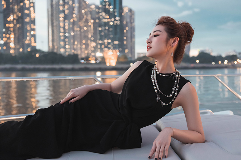 Á hậu Dương Tú Anh đẹp sang chảnh trên du thuyền