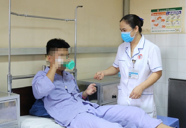 Bé trai 14 tuổi chấn thương niệu đạo do bị bạn học đặt bút dưới ghế