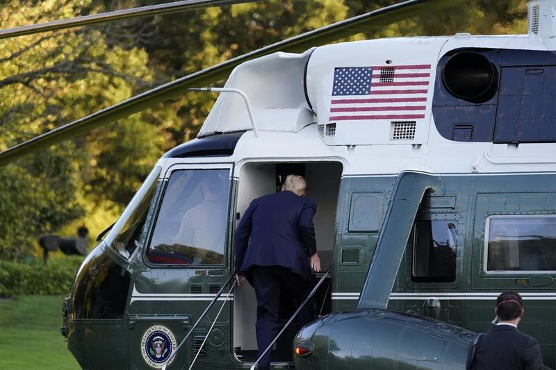 Hình ảnh ông Trump lên trực thăng đến viện điều trị Covid-19