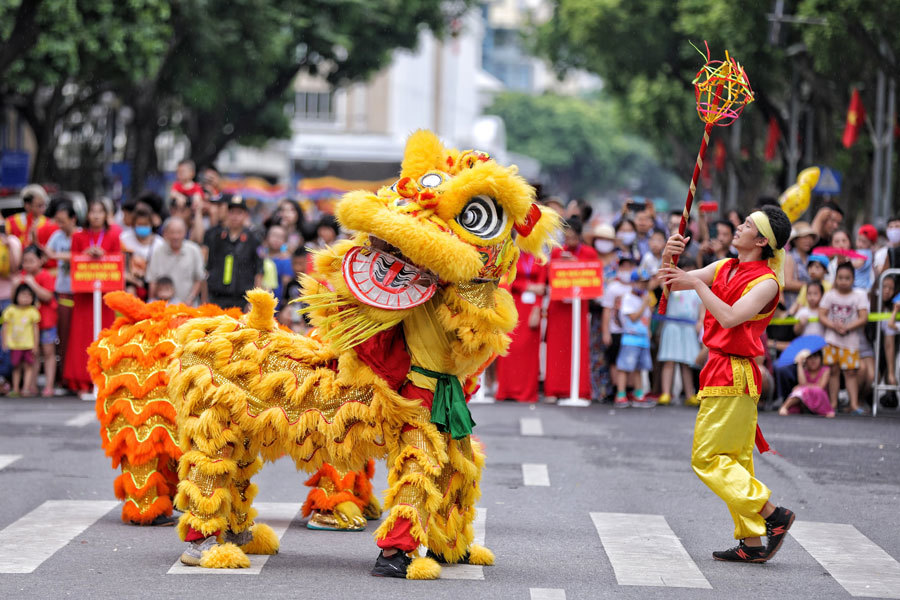 Hồ Gươm Hồ Gươm là một trong những điểm đến du lịch tuyệt vời tại Hà Nội. Những hình ảnh của Hồ Gươm sẽ mang đến cho bạn cảm giác thư giãn, yên bình và tận hưởng cuộc sống. Đi bộ quanh Hồ Gươm, ngắm nhìn khung cảnh đẹp và tham quan những điểm tham quan nổi tiếng sẽ khiến bạn có một trải nghiệm khó quên.