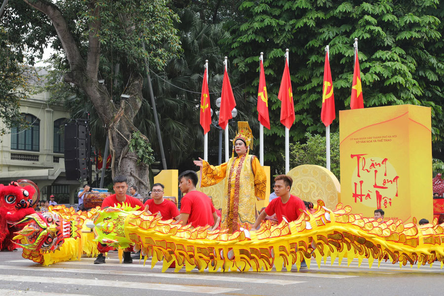 Hàng xóm chỉ chờ tôi mở cửa để vào kể xấu con dâu