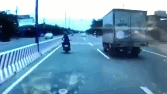 Bị thanh niên đi xe máy ném đá, xe tải 'trả đũa' sốc