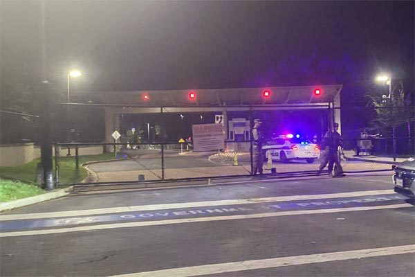 Náo loạn vì 'ba lô khả nghi' ngoài viện ông Trump nằm điều trị