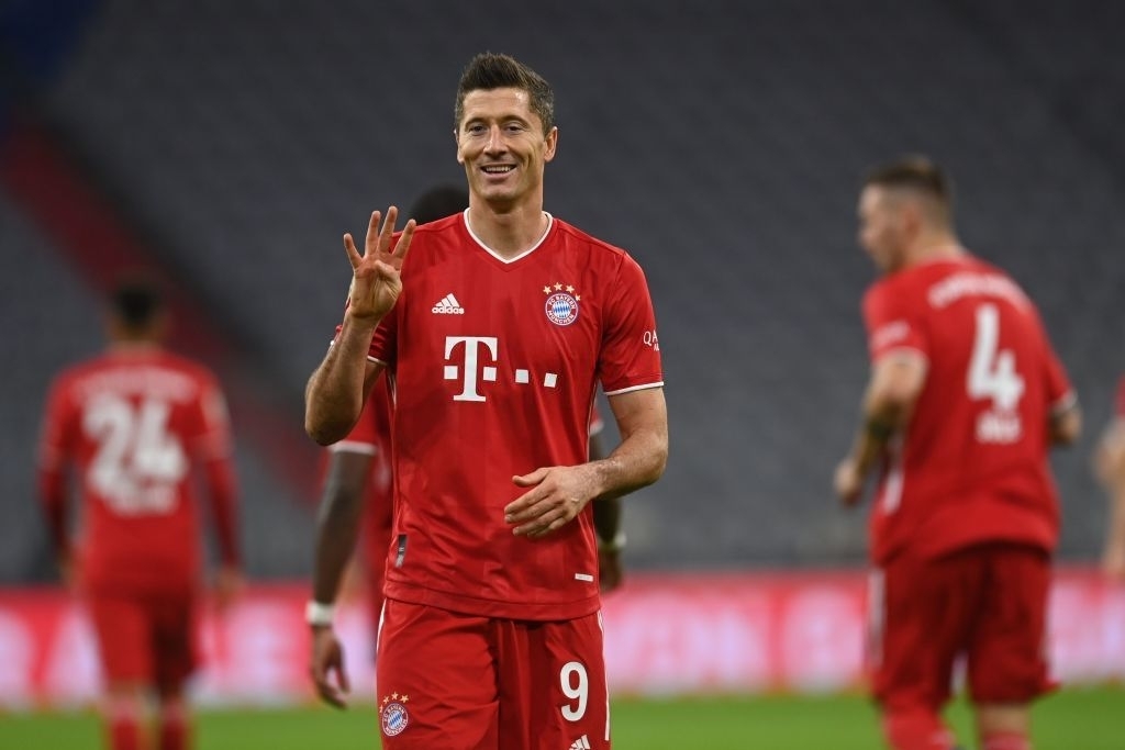 Lewandowski lập poker, Bayern Munich thắng 