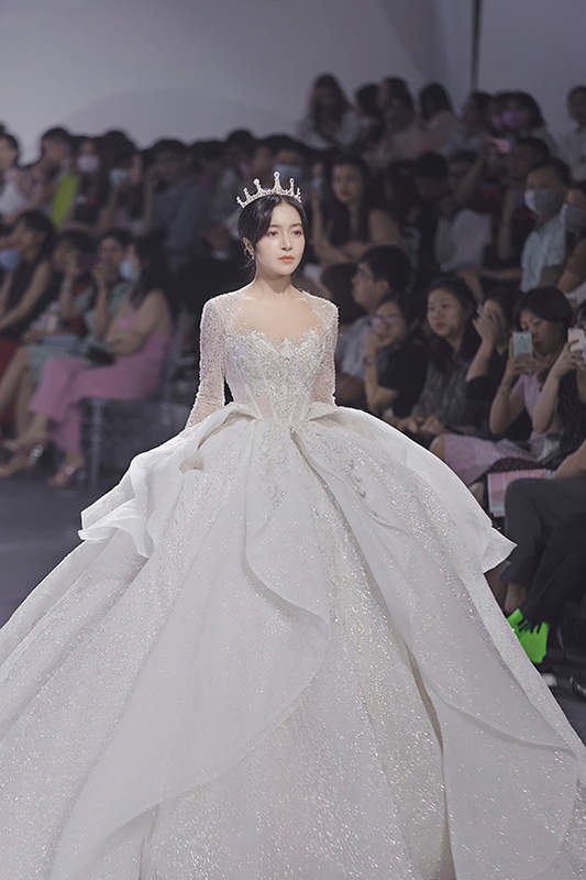 Thúy Vân diện ba váy cưới của Linh Nga Bridal - Ngôi sao