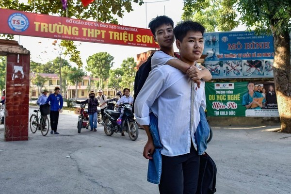 Trường Y Thái Bình miễn học phí cho nam sinh 10 năm cõng bạn đến trường