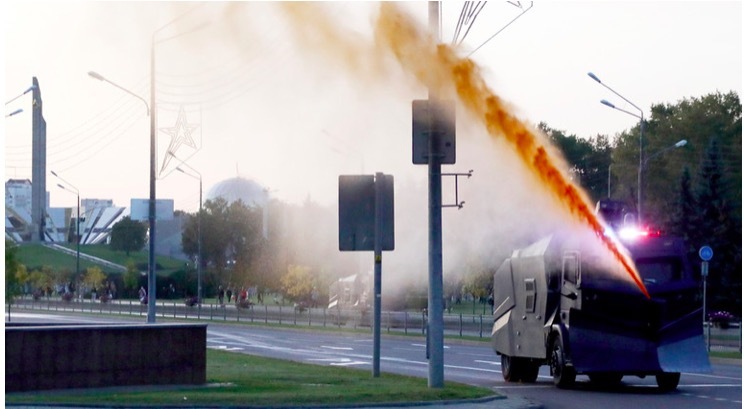 Người biểu tình Belarus biến vòi rồng thành đài phun nước di động