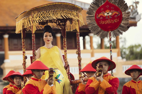 Hoa hậu Giáng My làm vedette show diễn thời trang tại Đại Nội Huế