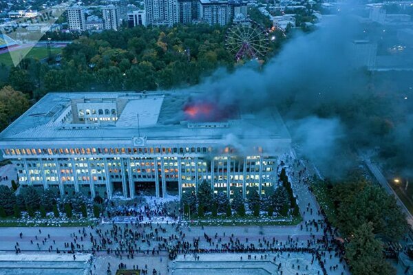 Người biểu tình phóng hỏa đốt ‘Nhà Trắng’ Kyrgyzstan
