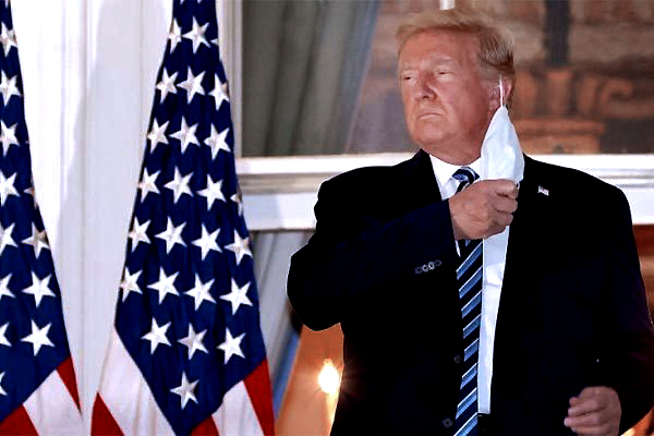 Hành động gây tranh cãi của ông Trump khi rời viện về Nhà Trắng