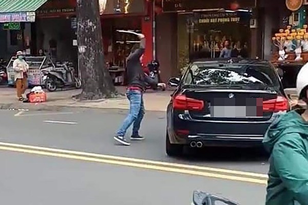 Mâu thuẫn với nữ tài xế BMW, thanh niên vung gậy đập xe giữa phố