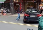 Mâu thuẫn với nữ tài xế BMW, thanh niên vung gậy đập xe giữa phố