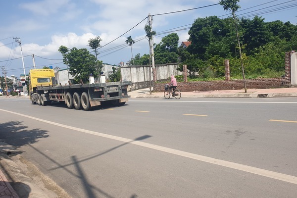 Xe container phi ầm ầm trên đường cấm để 'né' trạm thu phí