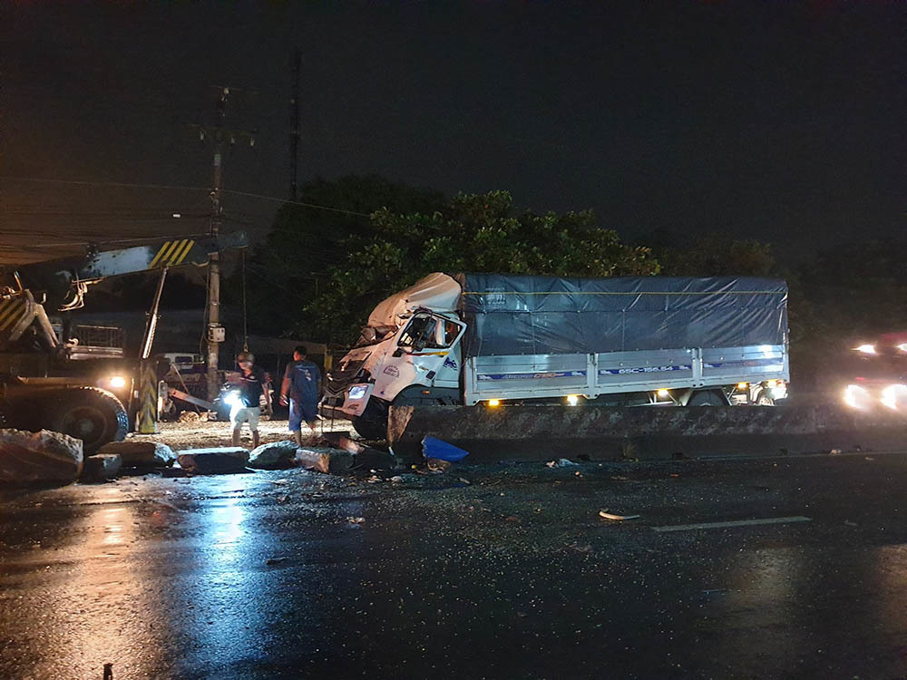 Xe khách va chạm với xe tải làm 1 người chết, 19 người bị thương