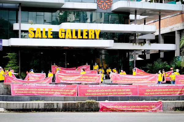 Chủ dự án nhà ở xã hội chậm giao nhà, khách hàng gửi đơn ‘xin’ căng băng rôn