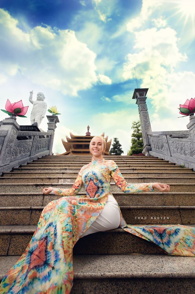 Foreign woman loves Ao Dai, brings Vietnamese silk to the world