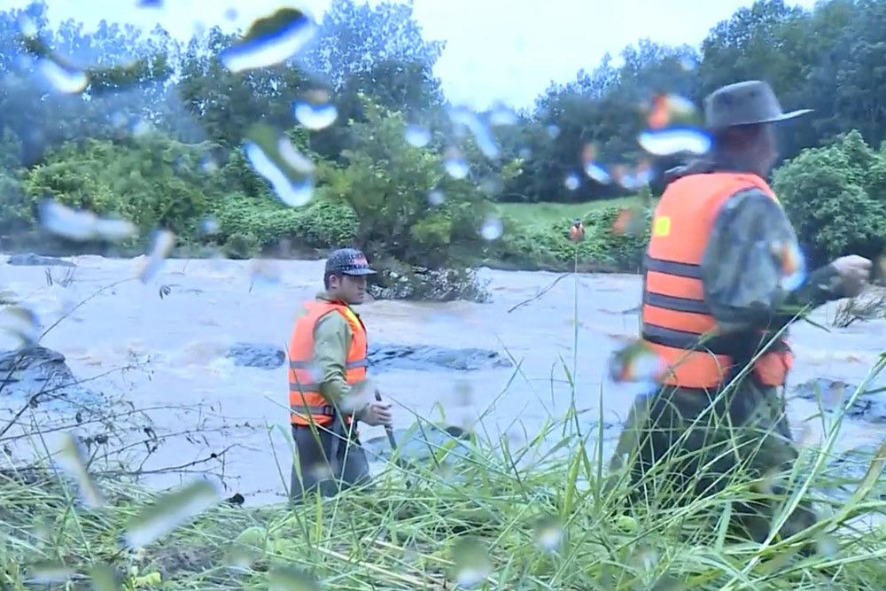Huy động hàng chục công binh tìm kiếm hai cha con bị lũ cuốn