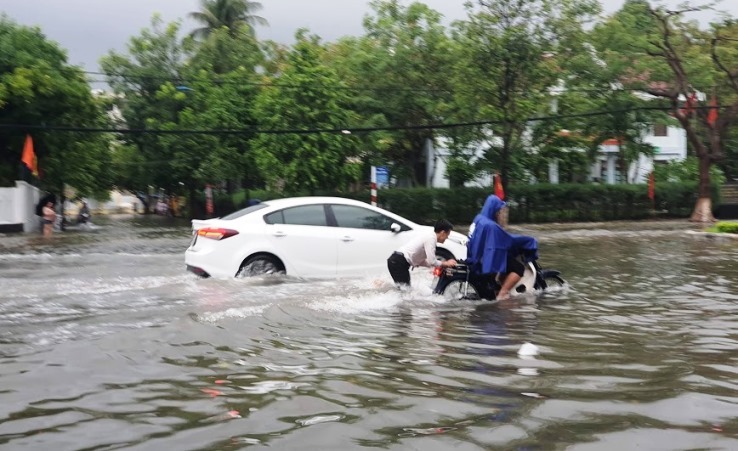 Mưa 'tối tăm mặt mũi', hàng loạt tuyến đường ở Quảng Nam ngập sâu