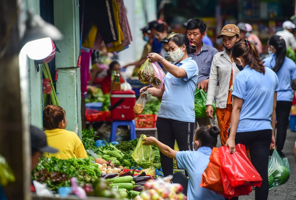 Losing jobs, Saigon workers seek ways to earn a living