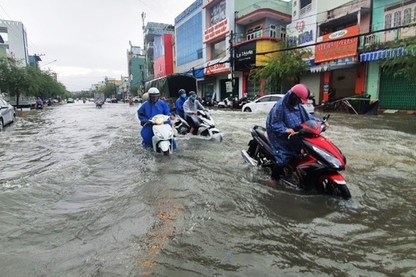 Bão số 6 đổ bộ đất liền, miền Trung tiếp tục hứng ngập lụt
