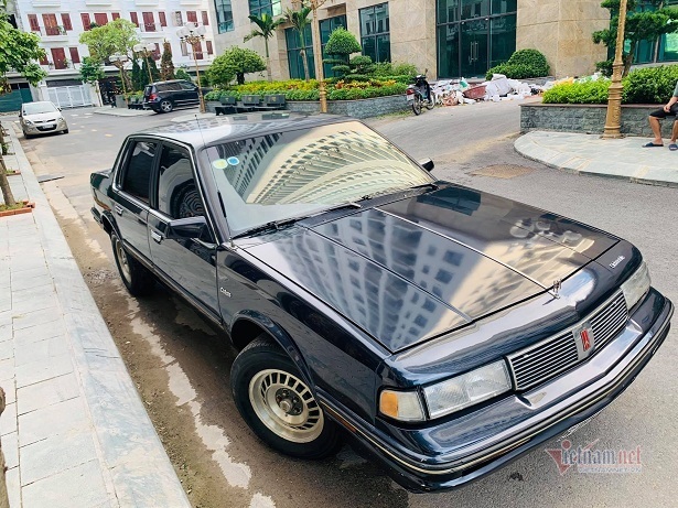 &quot;Xế độc&quot; Oldsmobile Cutlass Ciera 32 năm tuổi giá hơn 400 triệu tại Hà Nội