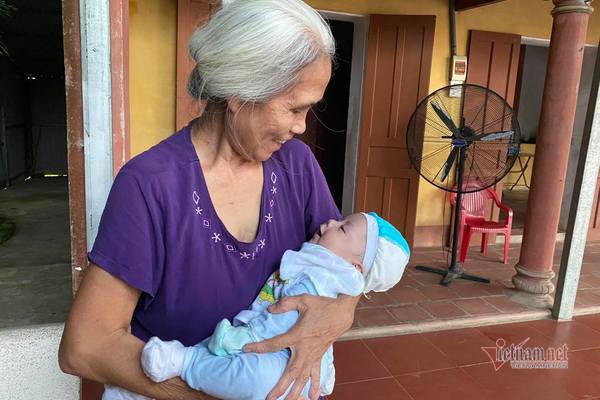 Mẹ bị phụ tình bỏ con ở cổng chùa, xã bối rối phát loa tìm người nuôi