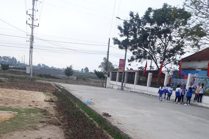 Nữ sinh lớp 9 bị đánh hội đồng, xé áo trước cổng trường