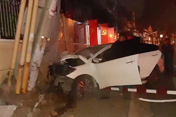 Băng trộm đi ô tô bị truy đuổi tự gây tai nạn, ngàn hộ dân mất điện