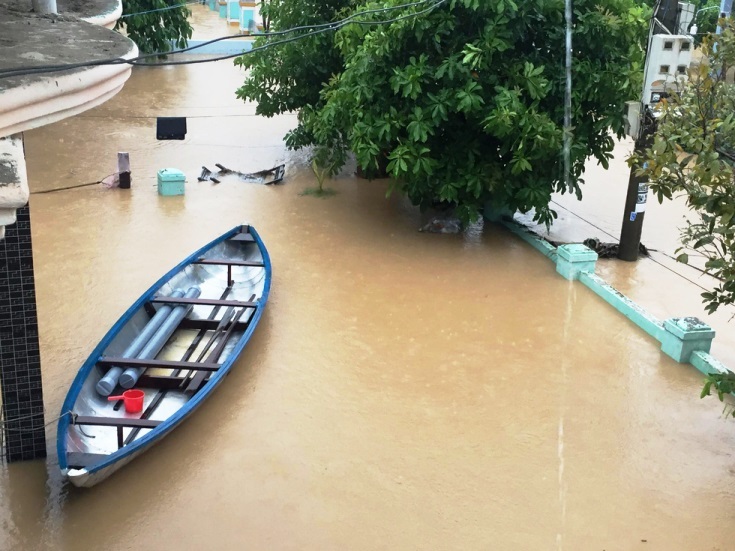 Mưa xối xả, nhiều nơi ở Đà Nẵng ngập ngang ngực, dân di chuyển bằng thuyền