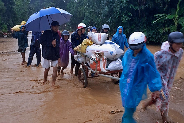 Nước thượng nguồn cuồn cuộn đổ về, 7 người chết và mất tích