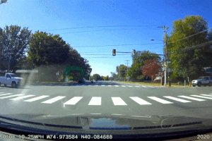 Ô tô vượt đèn đỏ suýt gây họa cho xe máy