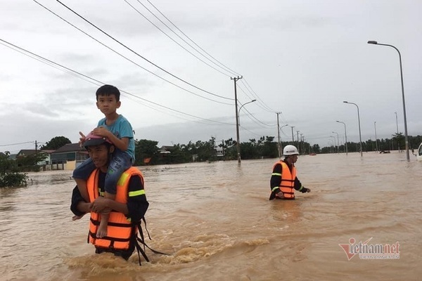 Công an, bộ đội dầm mình trong nước giúp dân chống chọi lũ dữ