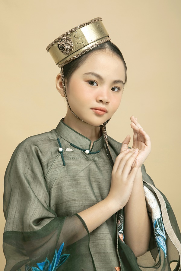 Linh Nga mơ màng bên mẫu nhí trong áo dài tơ sen của NTK Vũ Việt Hà