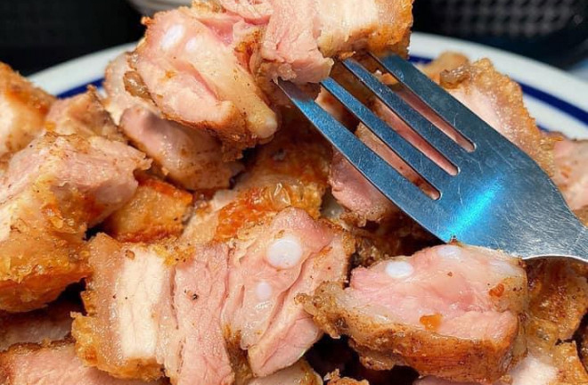 Trời se lạnh, đãi cả nhà món heo quay giòn bì, vàng ươm, thơm phức bằng tuyệt chiêu này