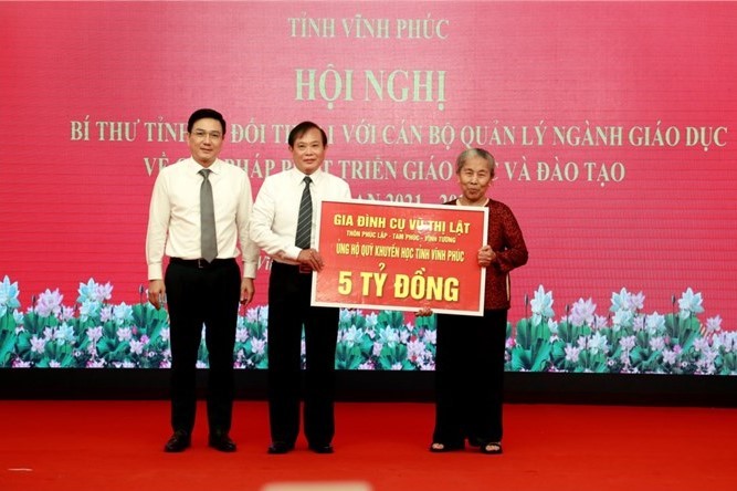 Cụ bà 80 tuổi tặng 5 tỷ đồng cho quỹ khuyến học ở Vĩnh Phúc