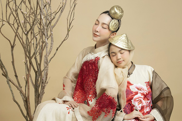 Linh Nga mơ màng bên mẫu nhí trong áo dài tơ sen của NTK Vũ Việt Hà