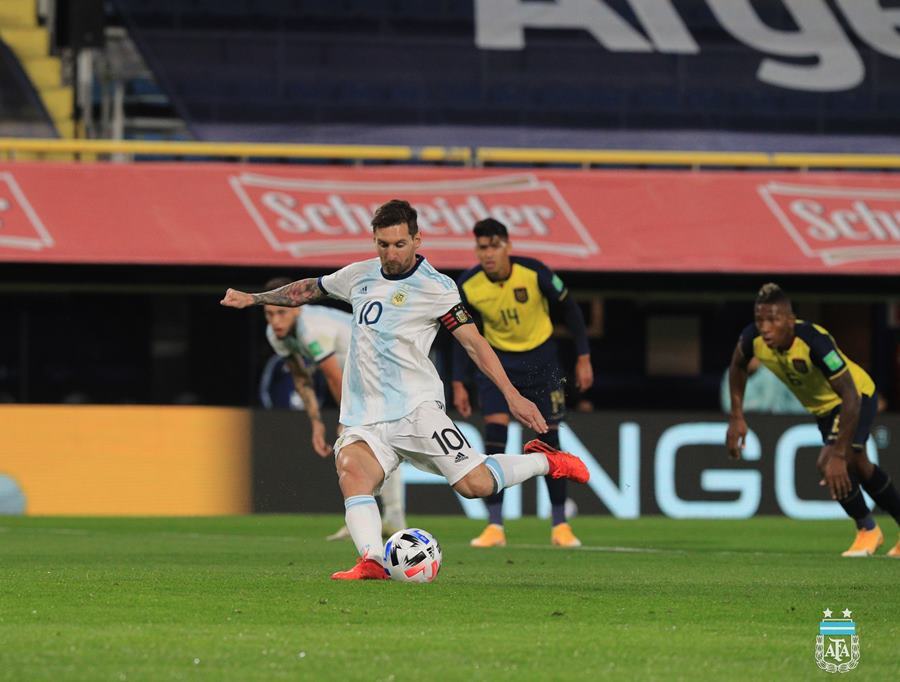 Messi giúp Argentina thắng nhọc trận ra quân vòng loại World Cup