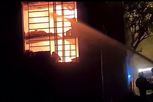 Sau tiếng nổ lớn, kho sơn bốc cháy ngùn ngụt