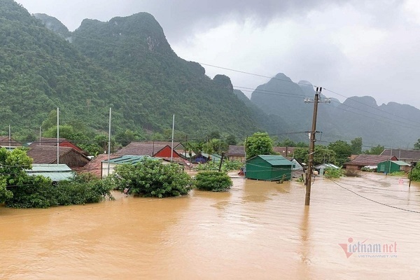 Rốn lũ Tân Hóa nước ngập gần 3m, dân an toàn nhờ nhà phao