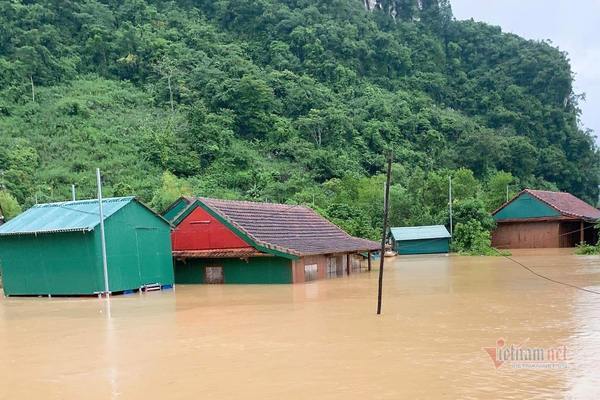 Rốn lũ Tân Hóa nước ngập gần 3m, dân an toàn nhờ nhà phao