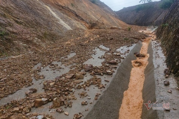Rốn lũ Tân Hóa nước ngập gần 3m, dân an toàn nhờ nhà phao