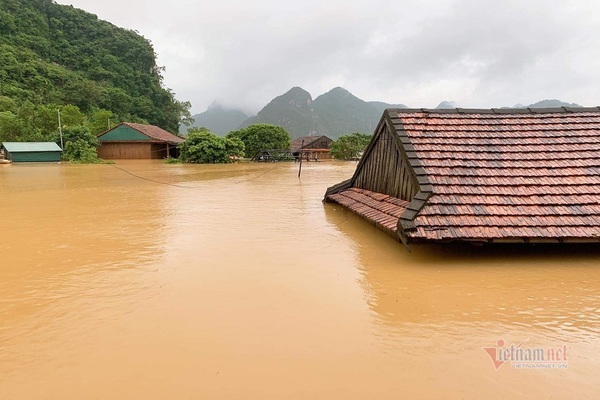 Rốn lũ Tân Hóa nước ngập gần 3m, dân an toàn nhờ nhà phao