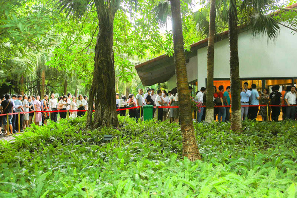 Xếp hàng tham quan nhà mẫu Ecopark