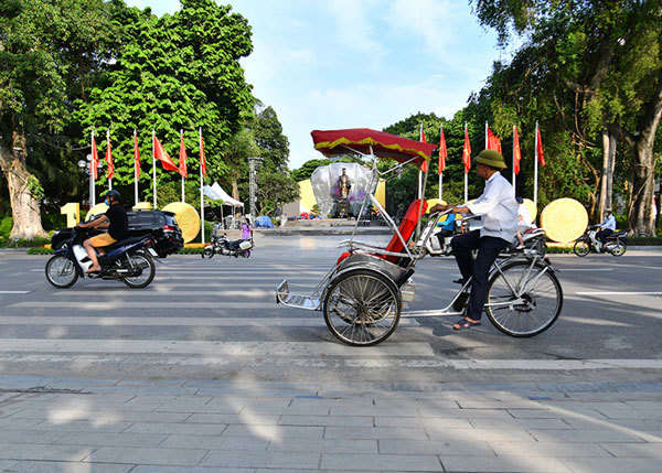 Hoan Kiem Lake “changes” its appearance