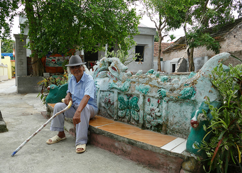 Ông lão 92 tuổi yêu say đắm Hà Nội, đắp tượng quanh nhà để thỏa nỗi nhớ