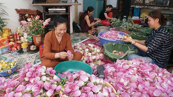 'Weaving' scent into tea