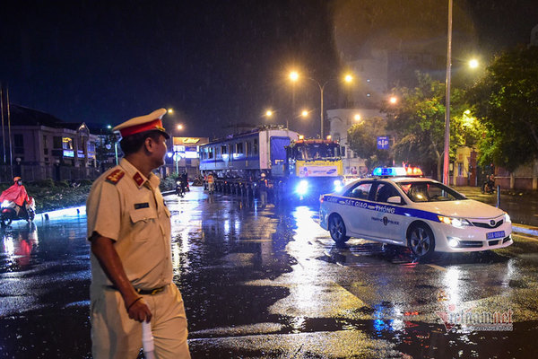 Tàu metro số 1 trên đường về depot Long Bình có CSGT hộ tống